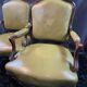 Paire de larges fauteuils XIXe en cuir vert de style Louis XV