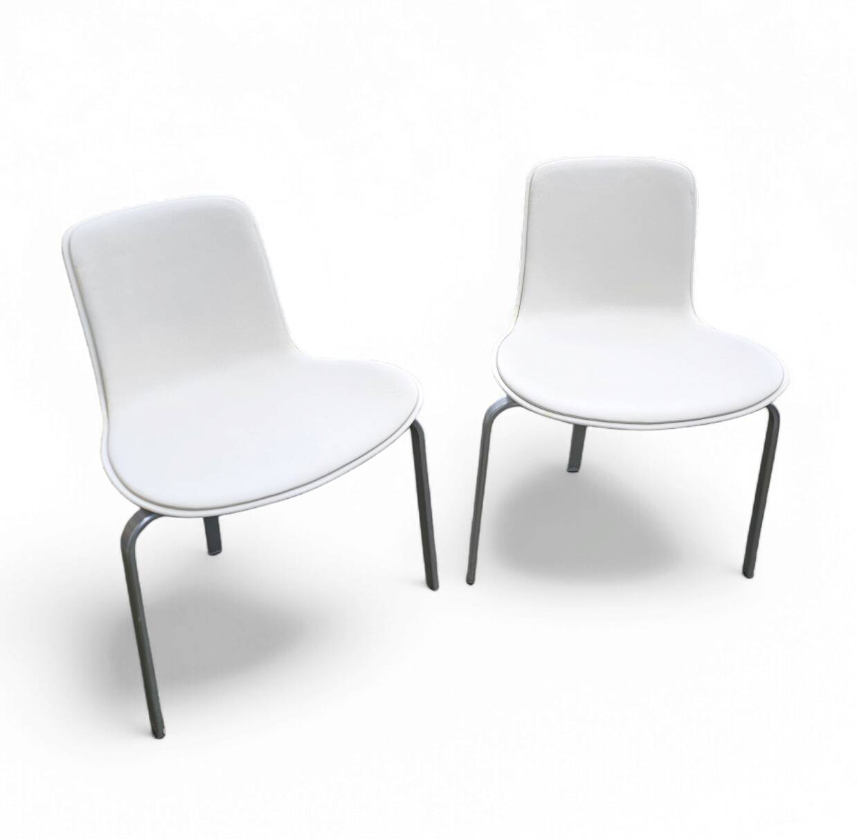 Designed by Poul Kjærholm / 1978/2007  White shell / white leather