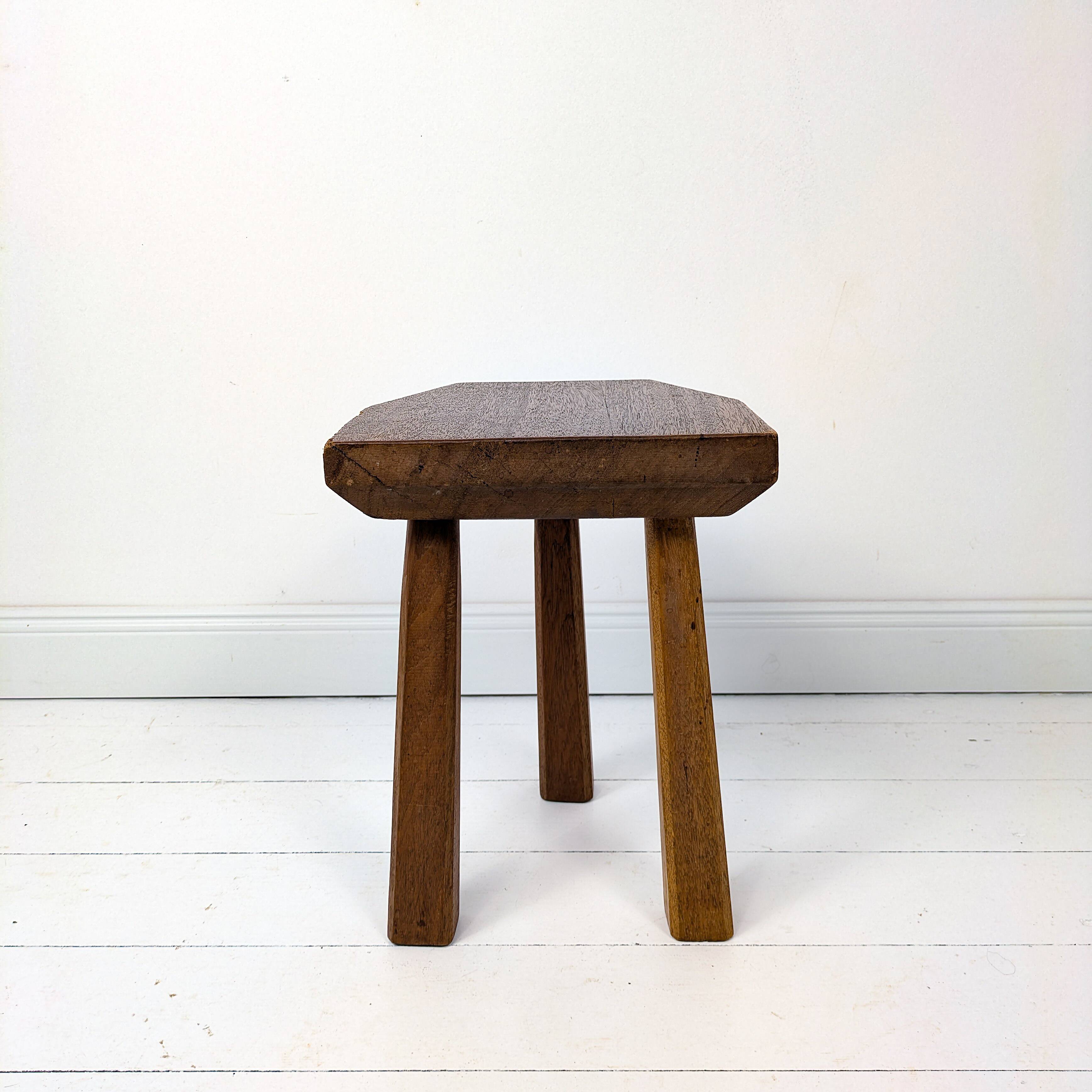 Mid Century Table d'appoint Pouf à fleurs Banque de fleurs Vintage Bois massif Table de chevet Table