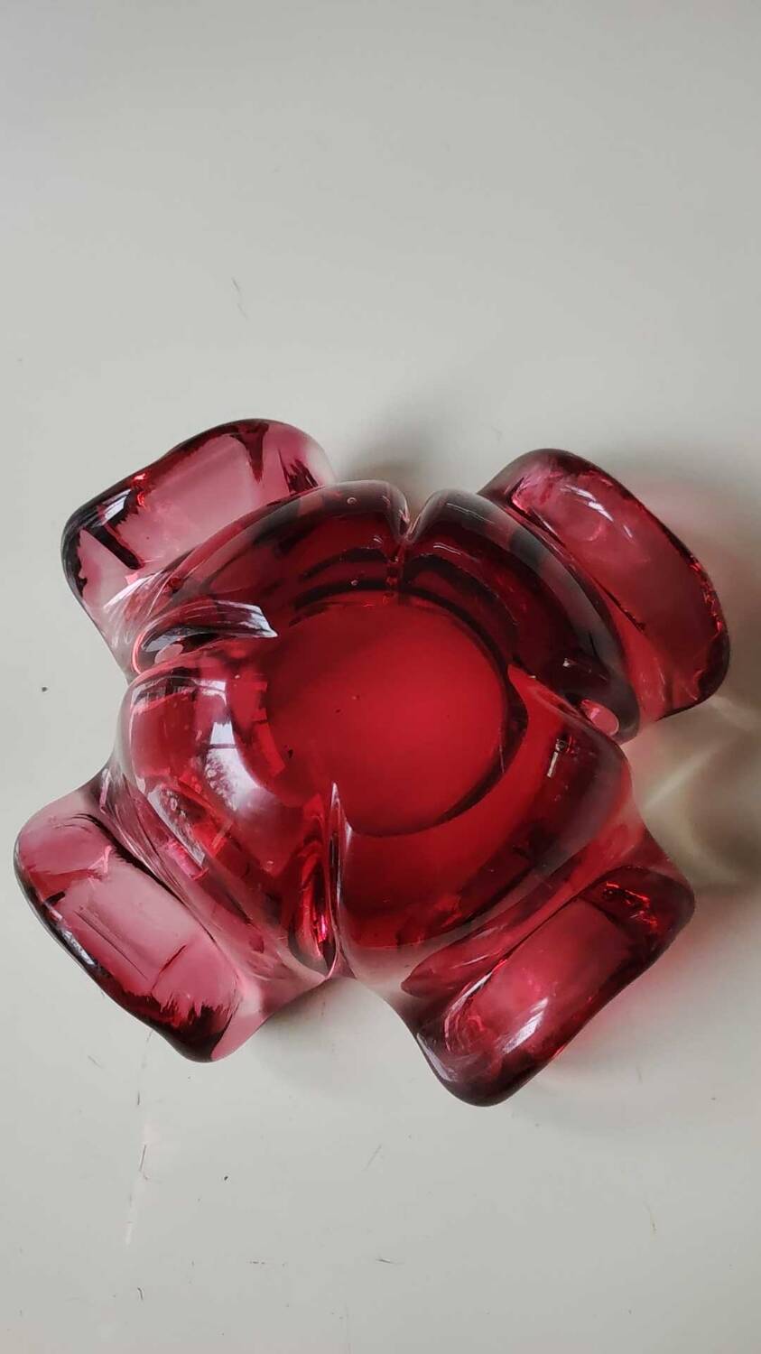 Floral/Corolla shaped pocket emptier. Murano Italy/Chambord by Fratelli Toso. In pink blown glass. Diam 18 cm