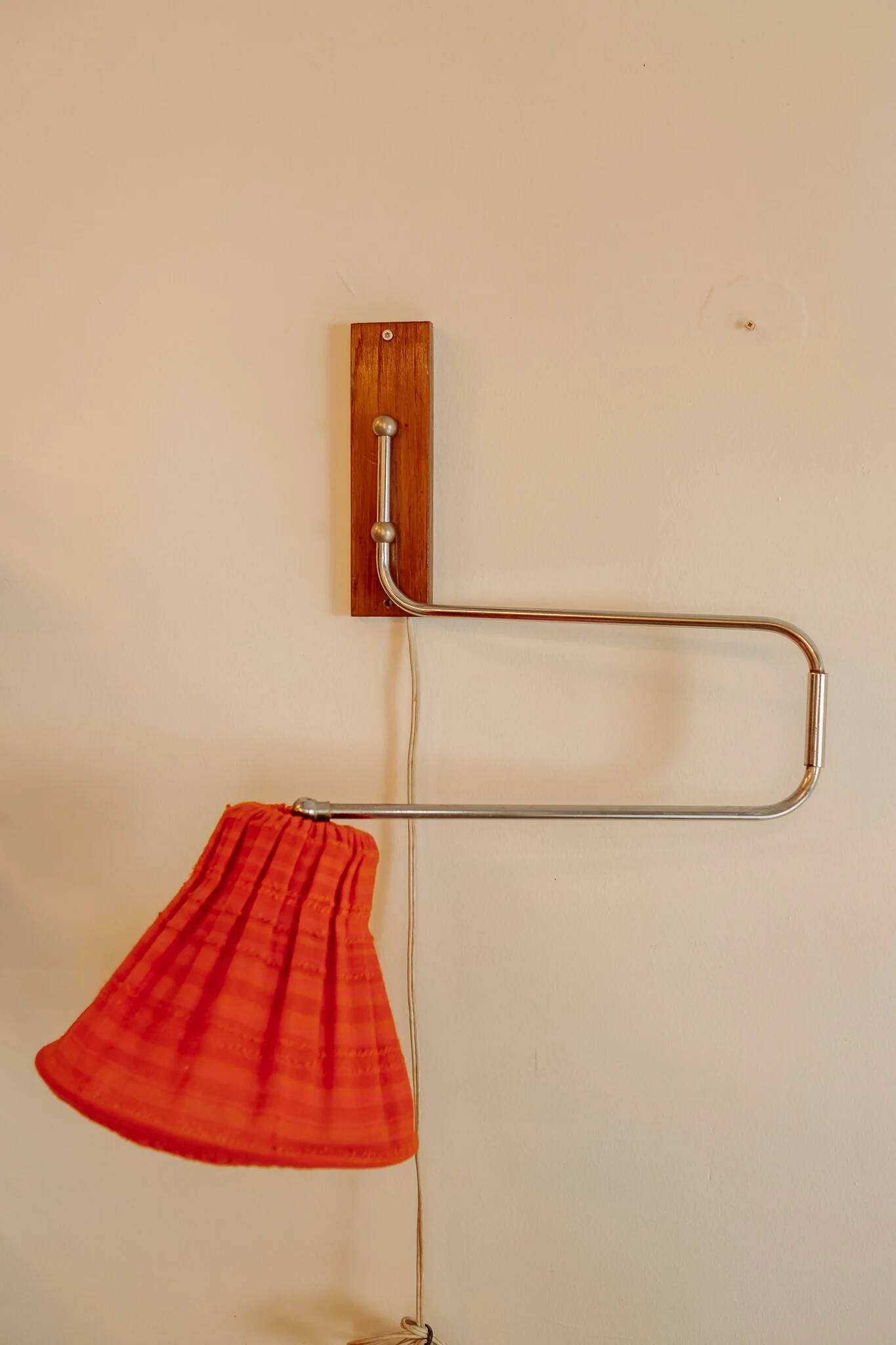 Applique murale vintage mid-century à bras pivotant – Teck & chrome