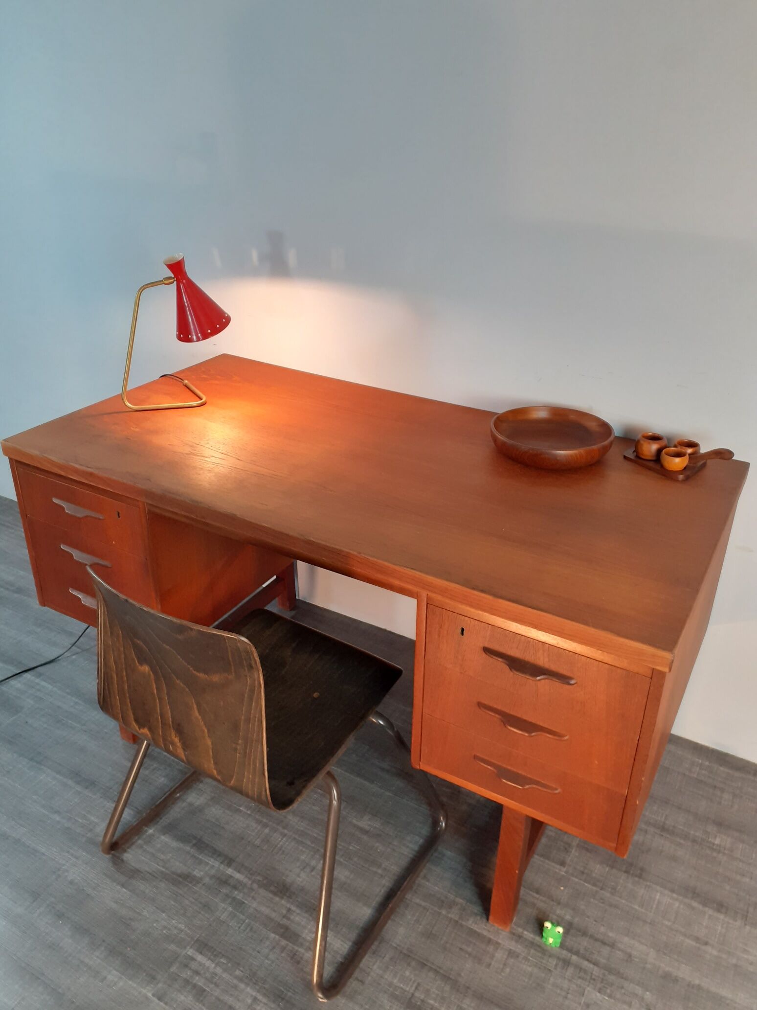 Small danish vintage desk in 1960s teck