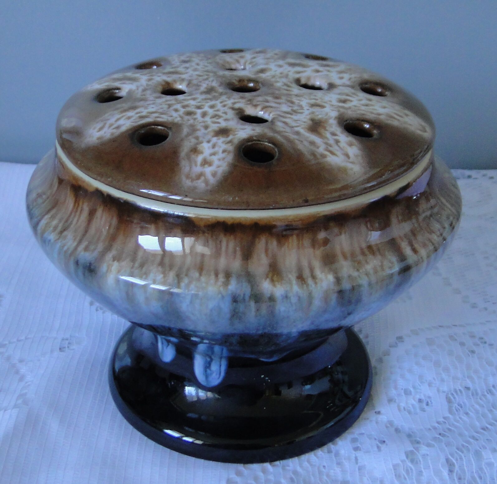 Pique flowers ceramic centerpiece tone white brown and blue