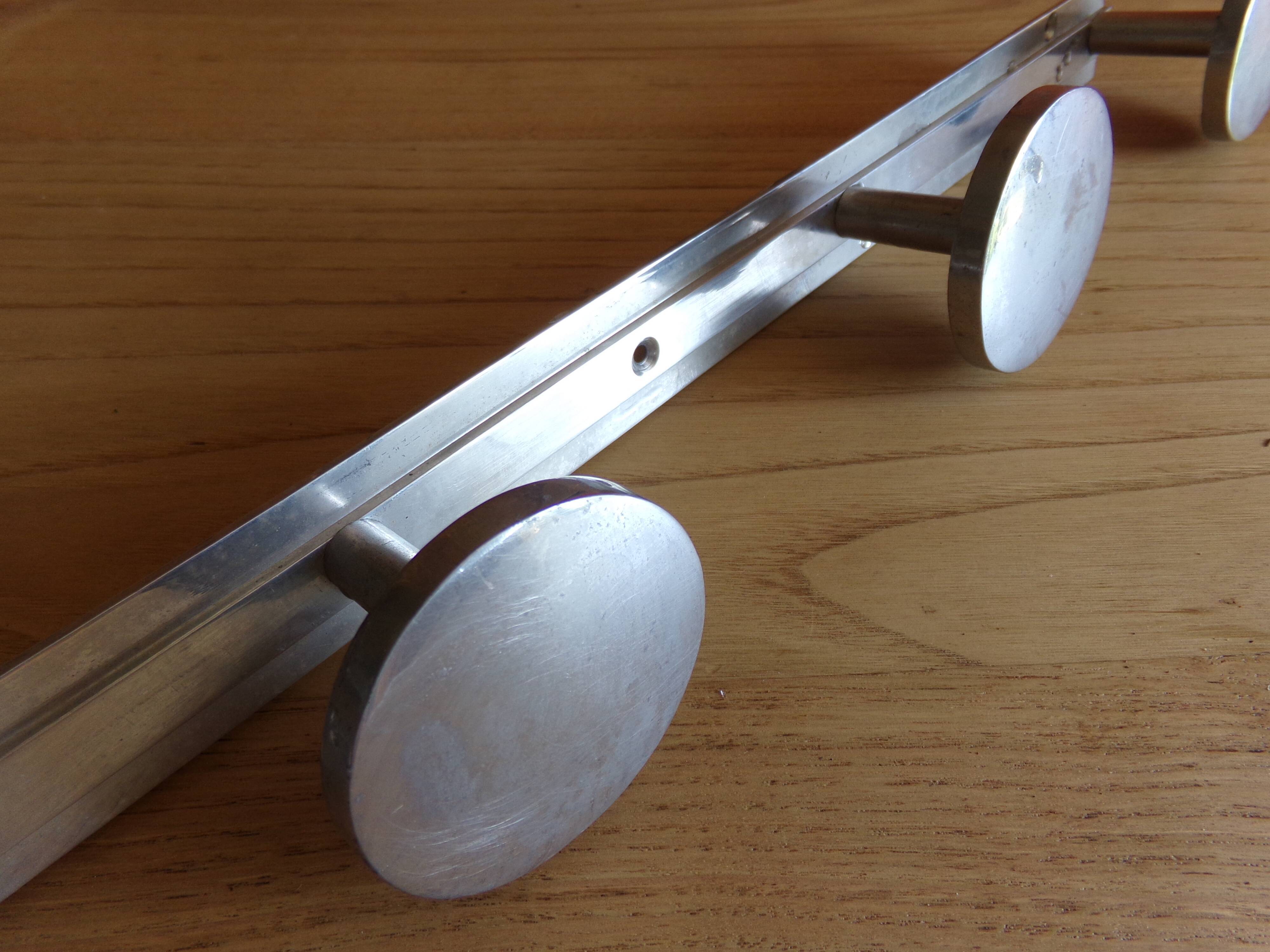 Wall-mounted coat rack 4 aluminum patères