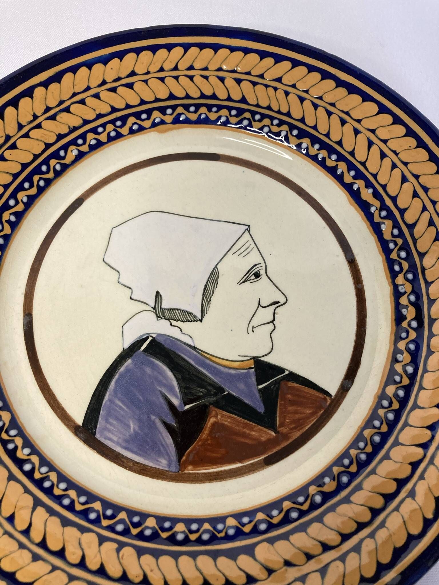 Quimper HB, paire assiettes faïence couple vers 1950