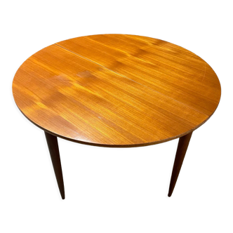 Table ronde au design scandinave