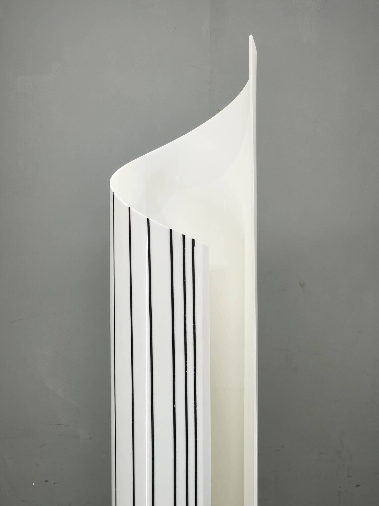 Lampadaire postmoderne sculptural en acrylique opalin, Italie années 1980