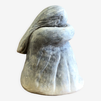 Statuette en céramique, femme pleurant