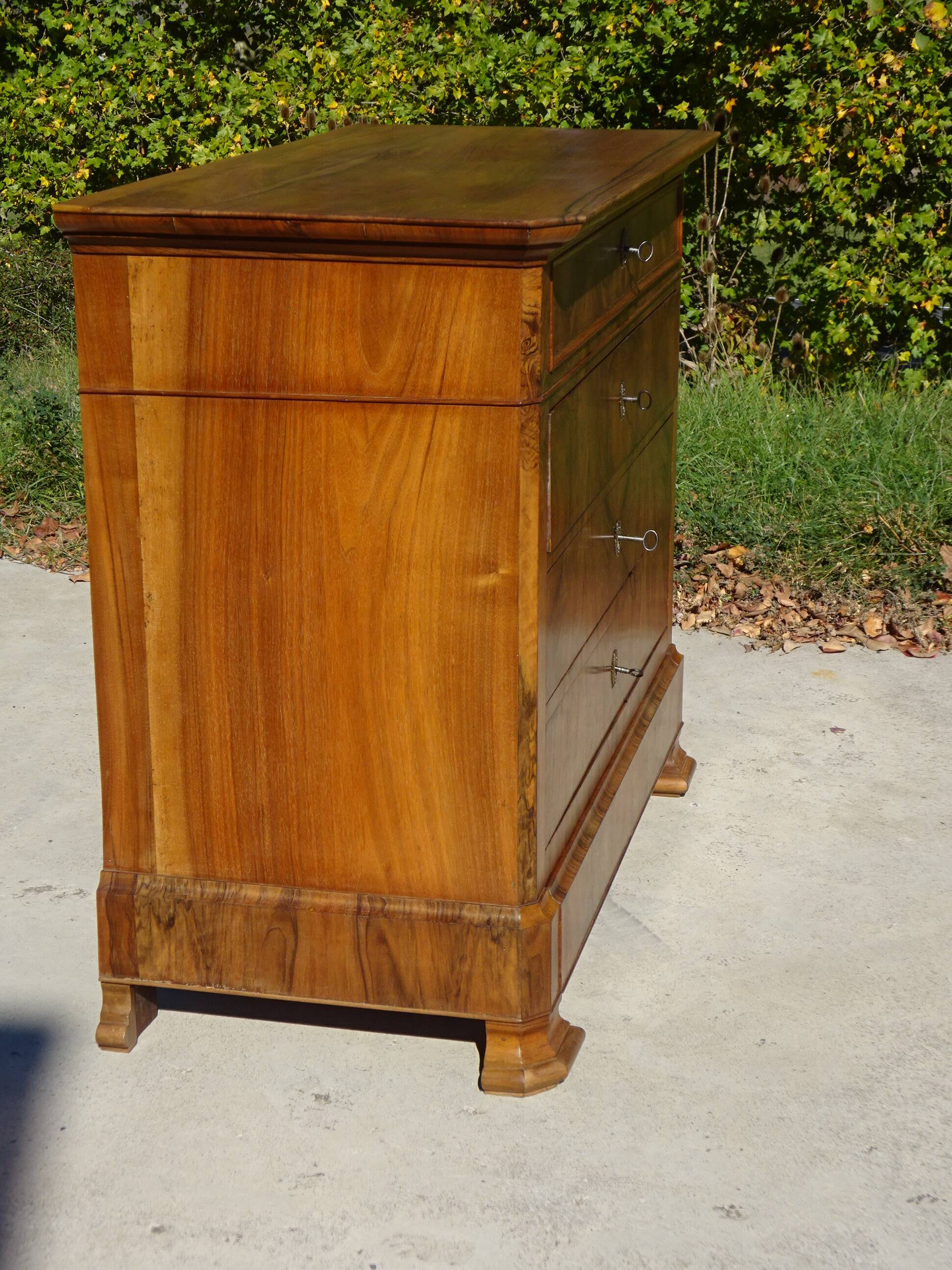 Commode en noyer et ronce de noyer style Louis Philippe