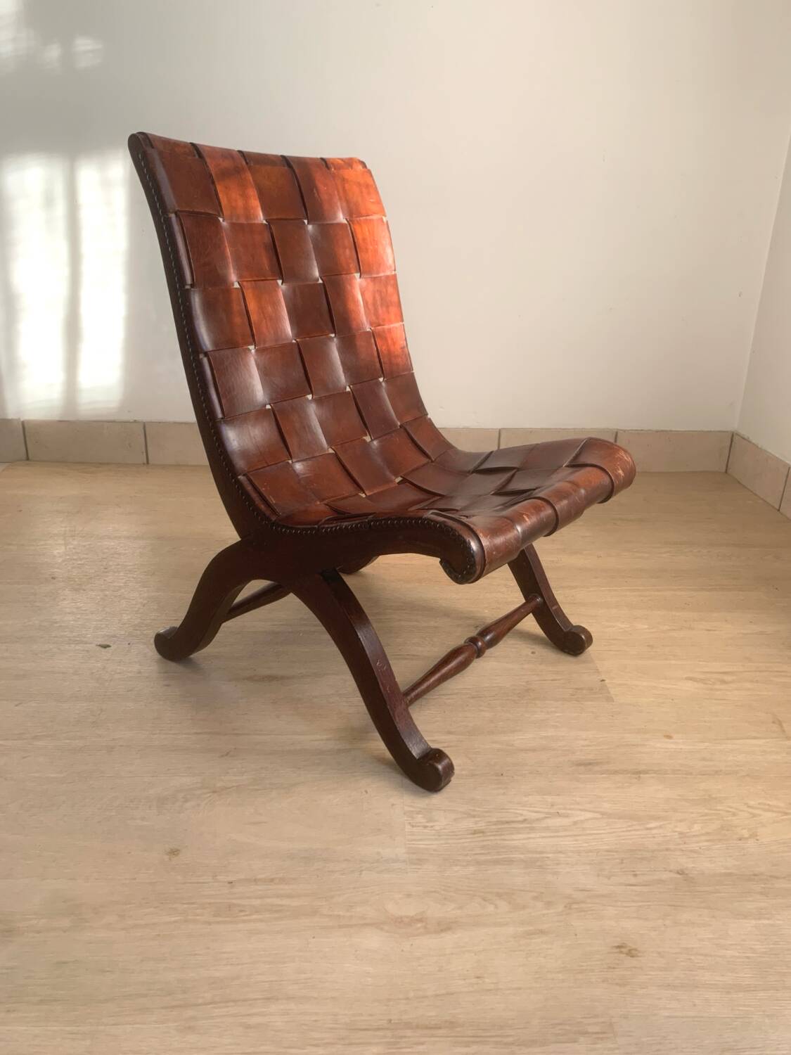 Chauffeuse en bois et cuir de Pierre Lottier