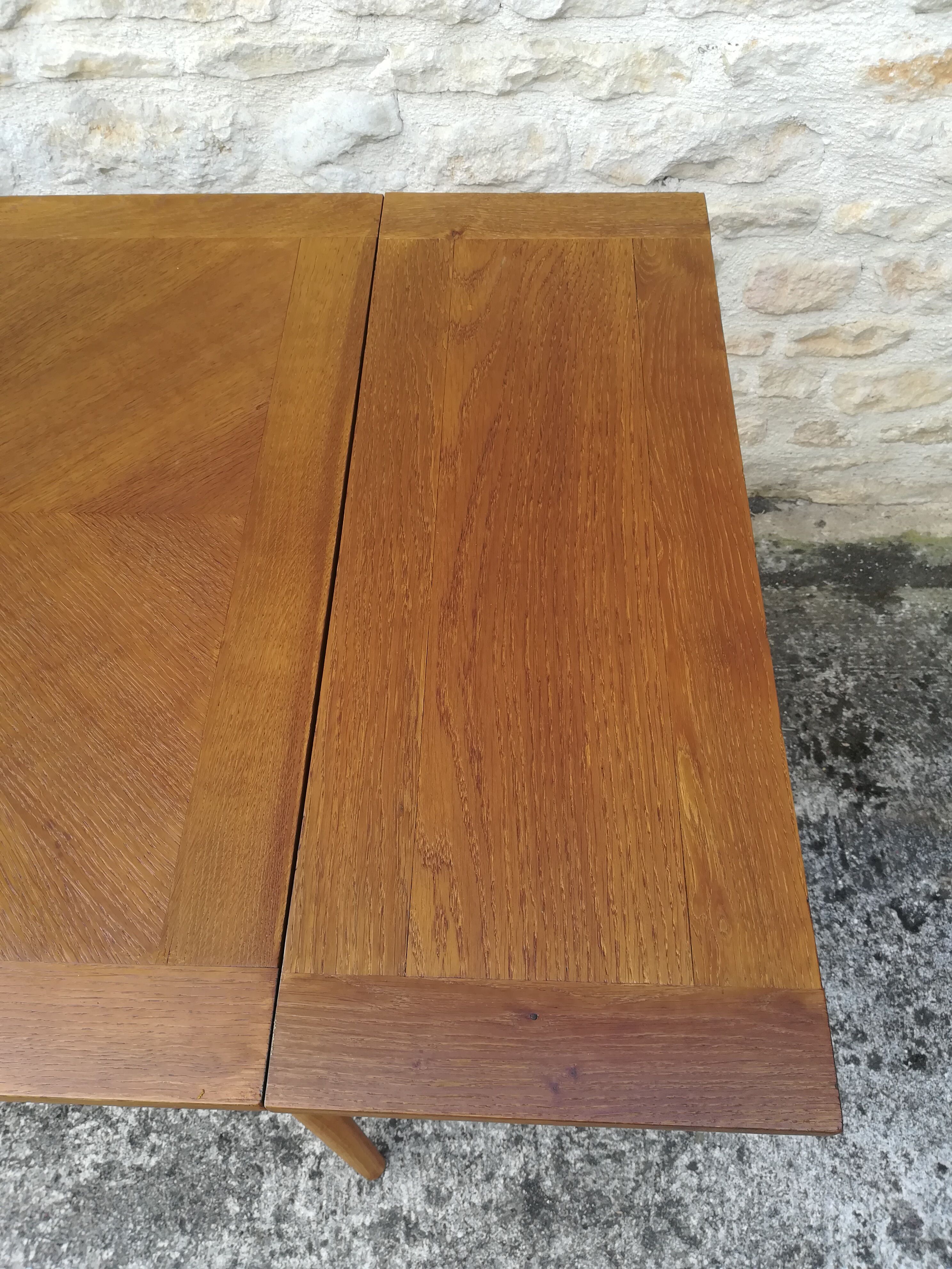 Oak table has two vintage extensions