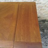 Oak table has two vintage extensions
