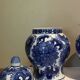 Paire de pots couverts
