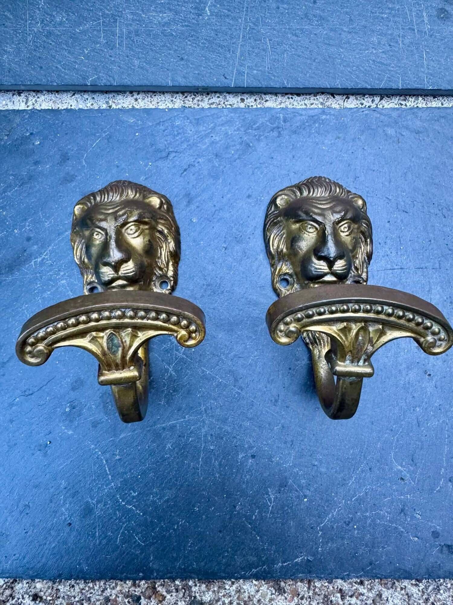 Paire de patères lion en laiton baroque