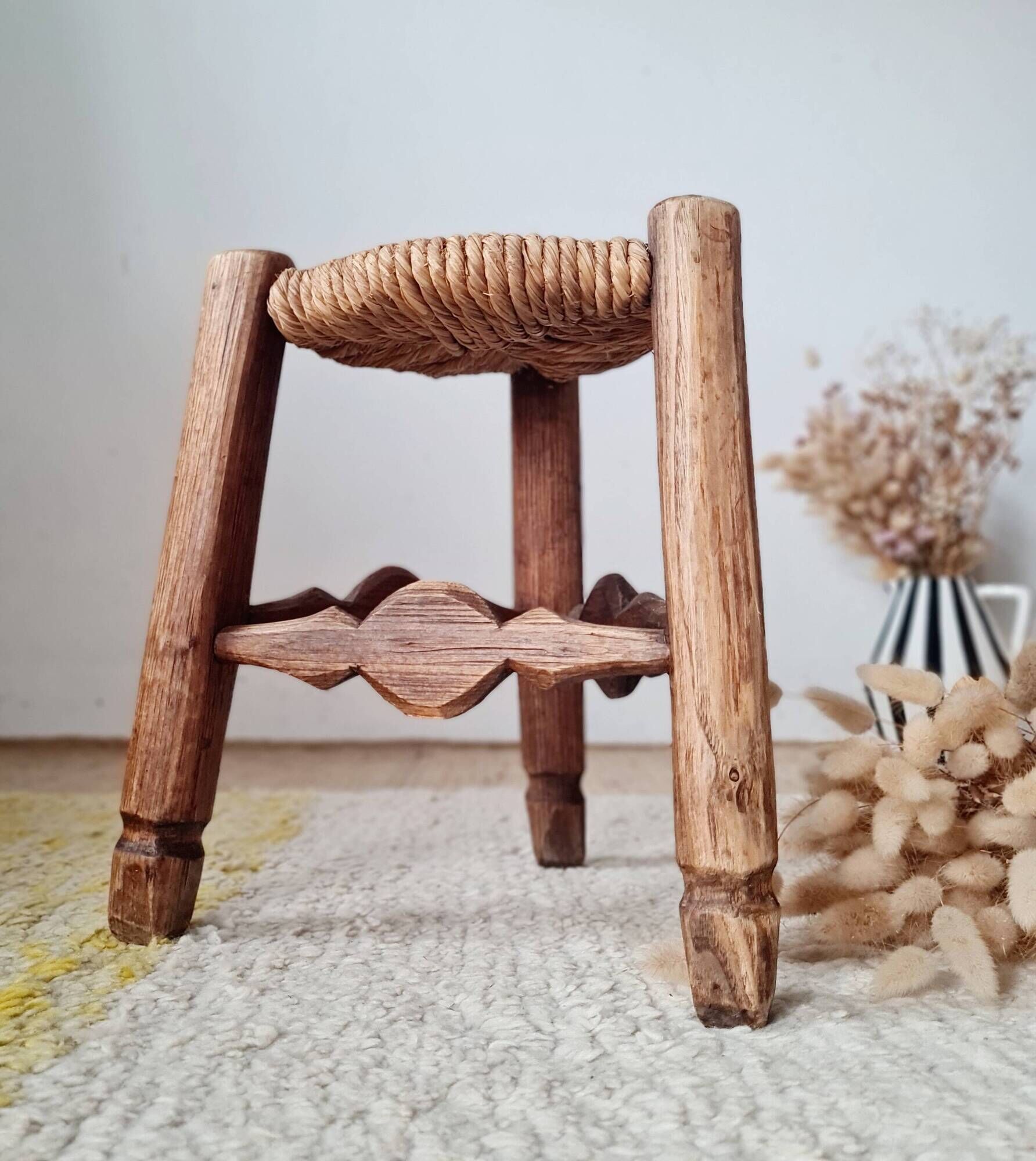 Small stool in wood and straw