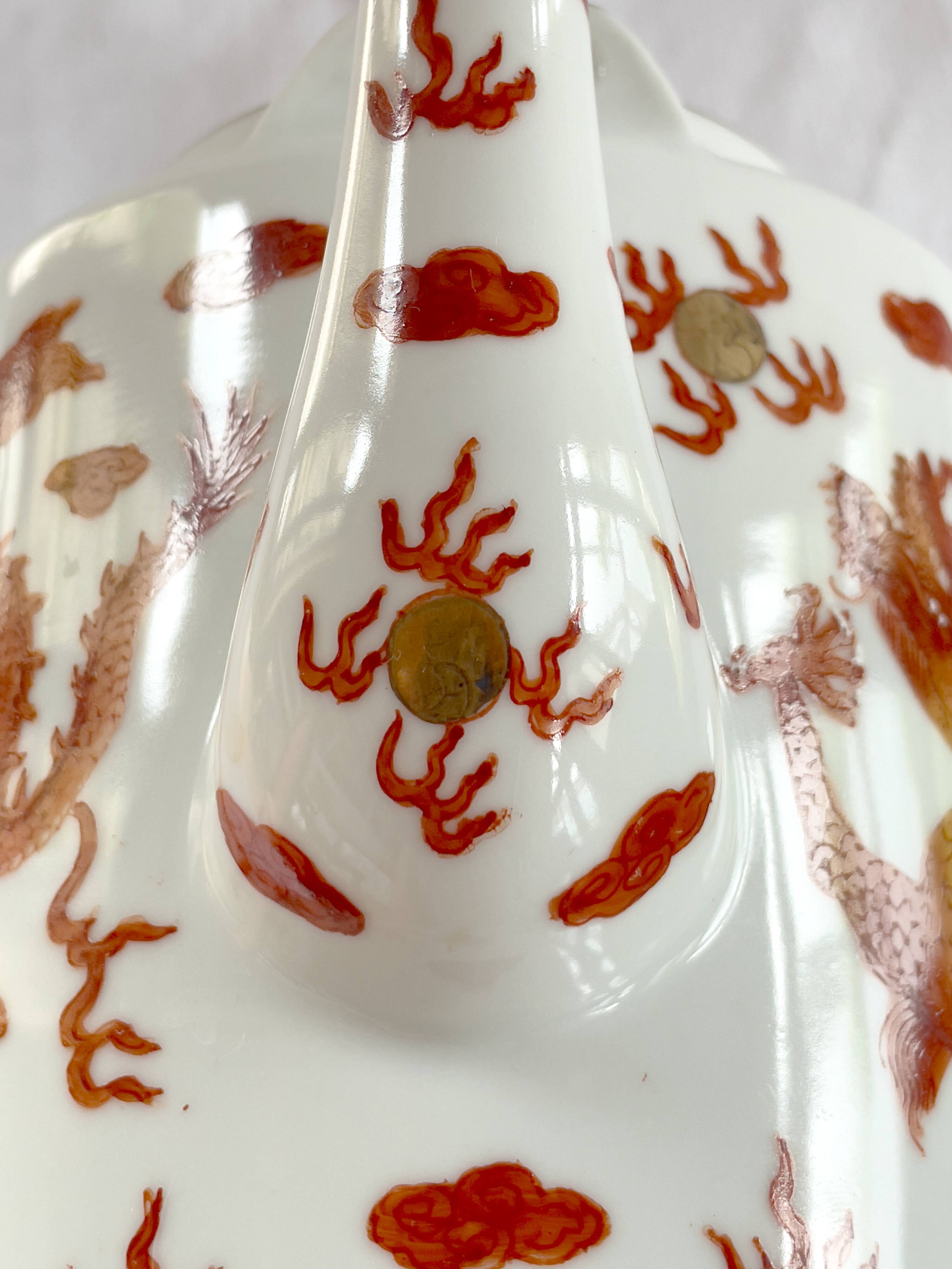 Teapot decorated with 2 dragons Republic 1912-1949 China