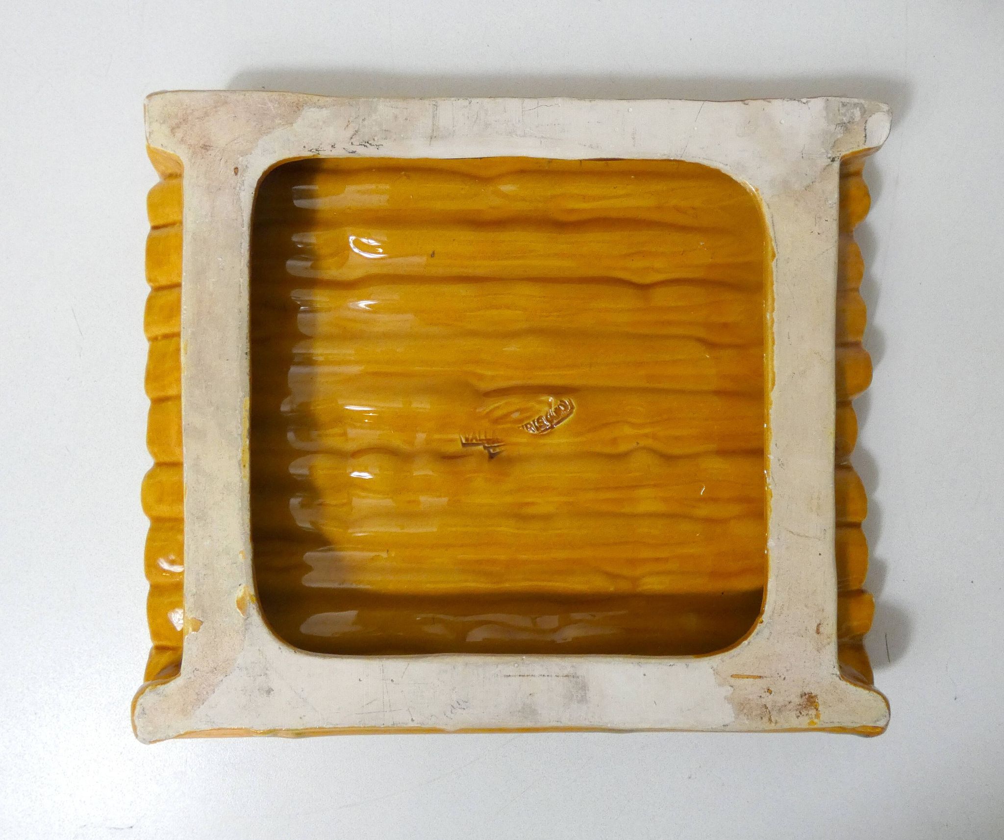 Plat à fromage vintage en barbotine Vallauris