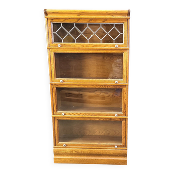 Bibliothèque de style barrister en chêne à quatre niveaux avec verre plombé.