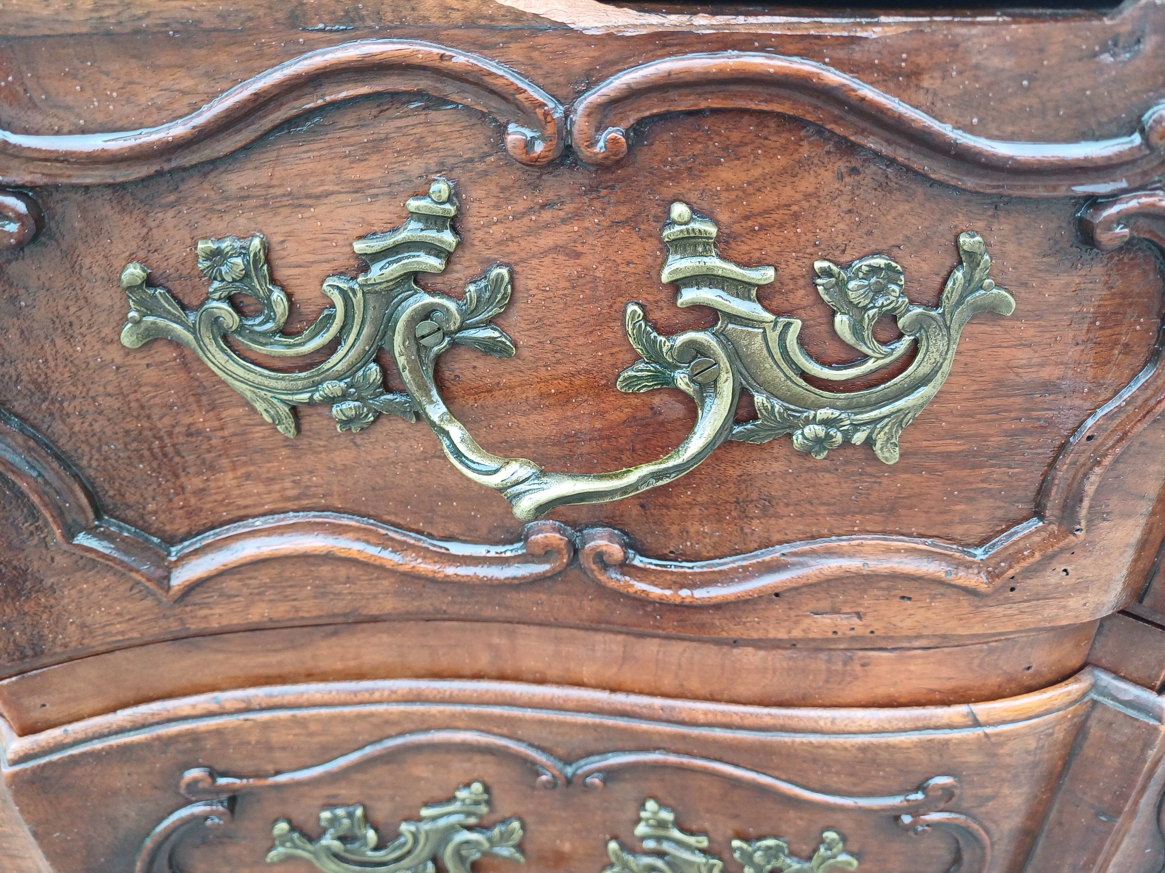 Commode 19 ème en Noyer et Bronze