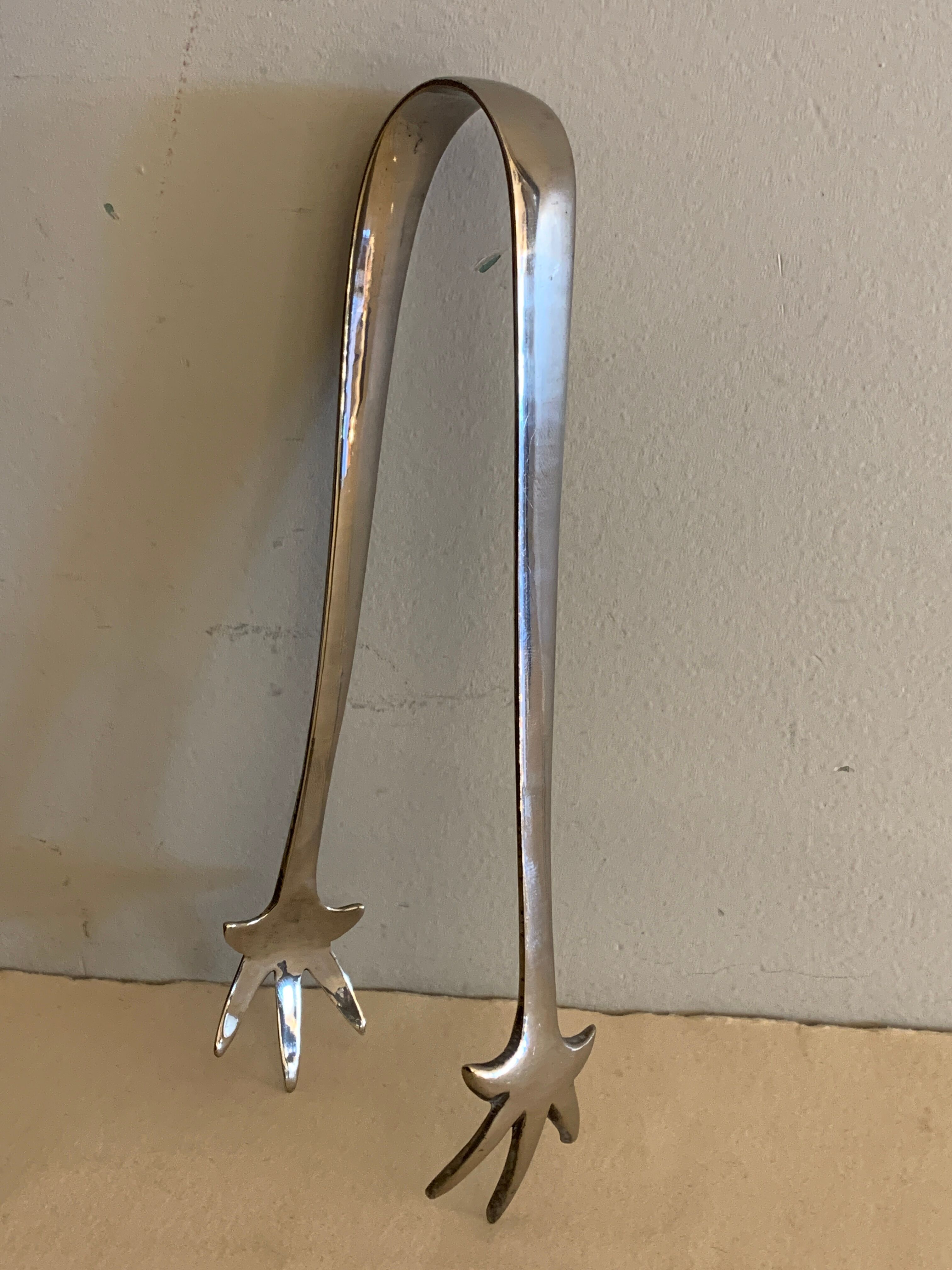 Sugar clamp or metal claw ice cube
