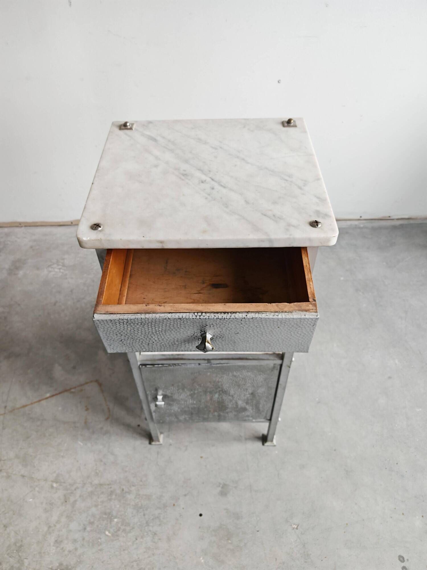 Secessionist furniture in marble and nickel-plated brass