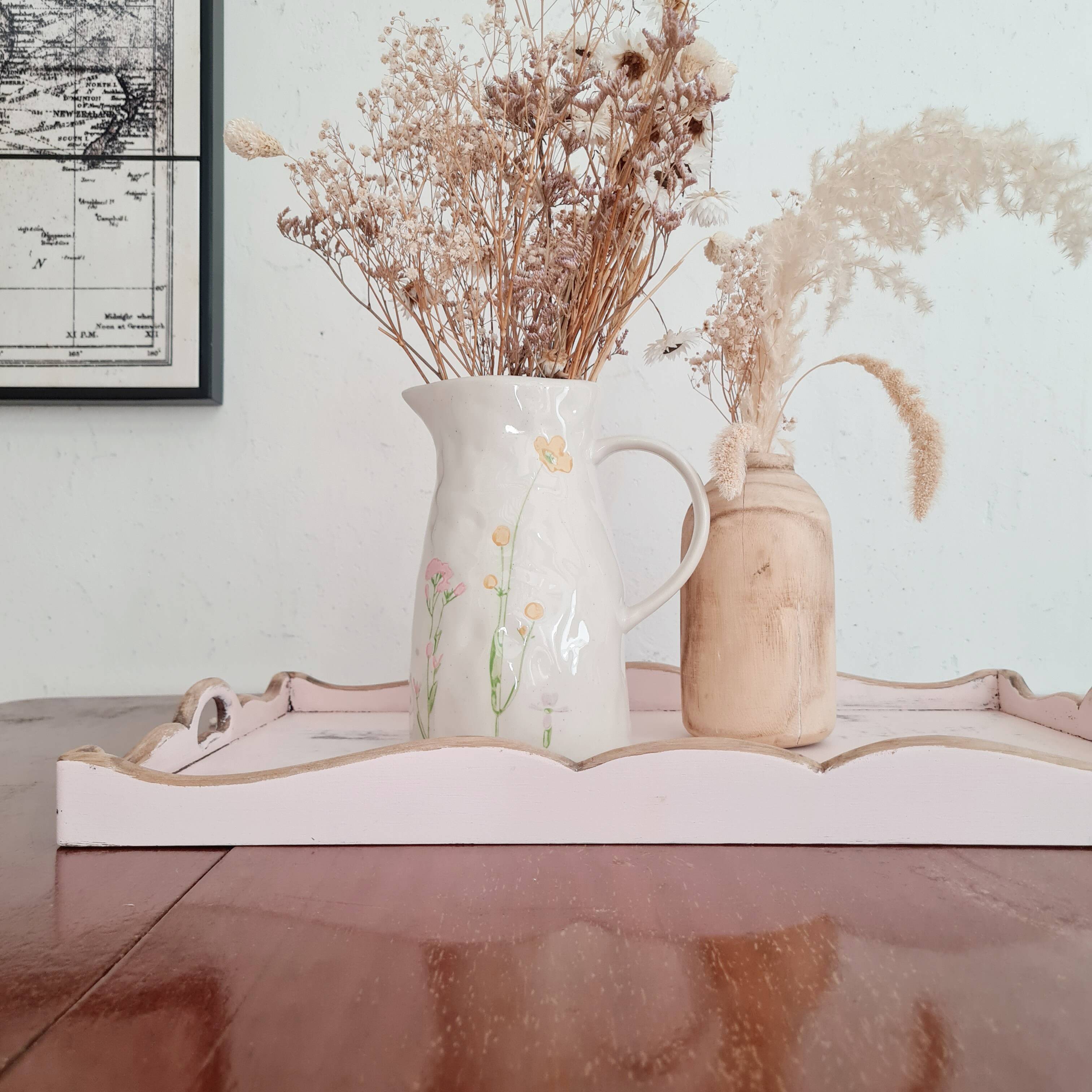 Presentation tray in raw and pink wood