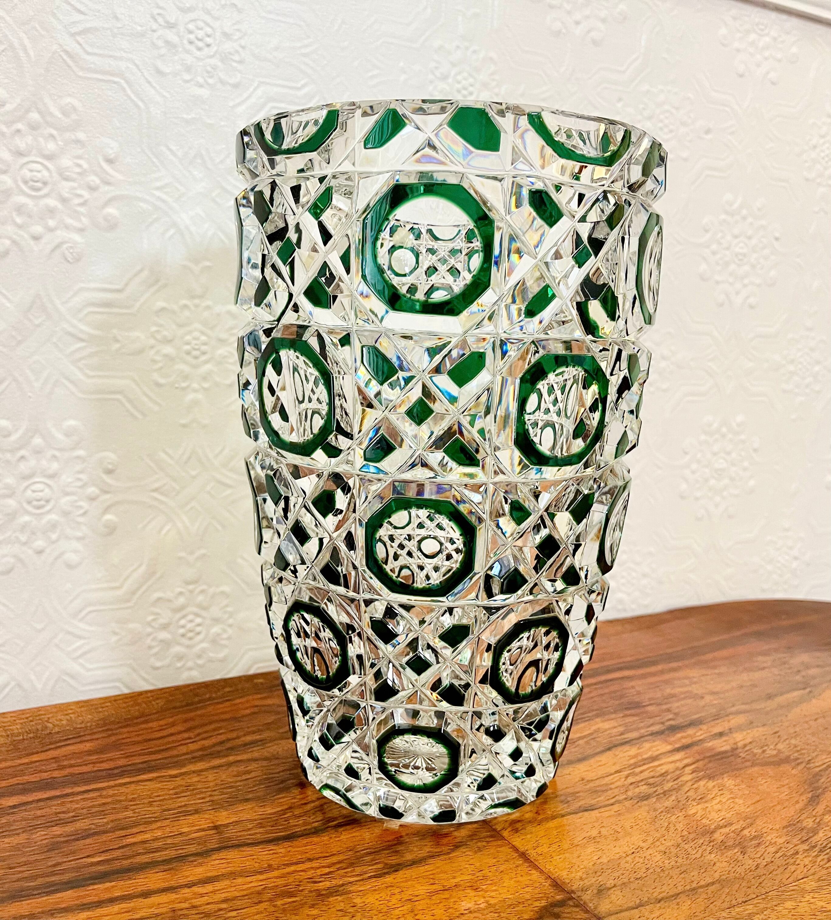 Vase en verre vert par Val St Lambert Belgique