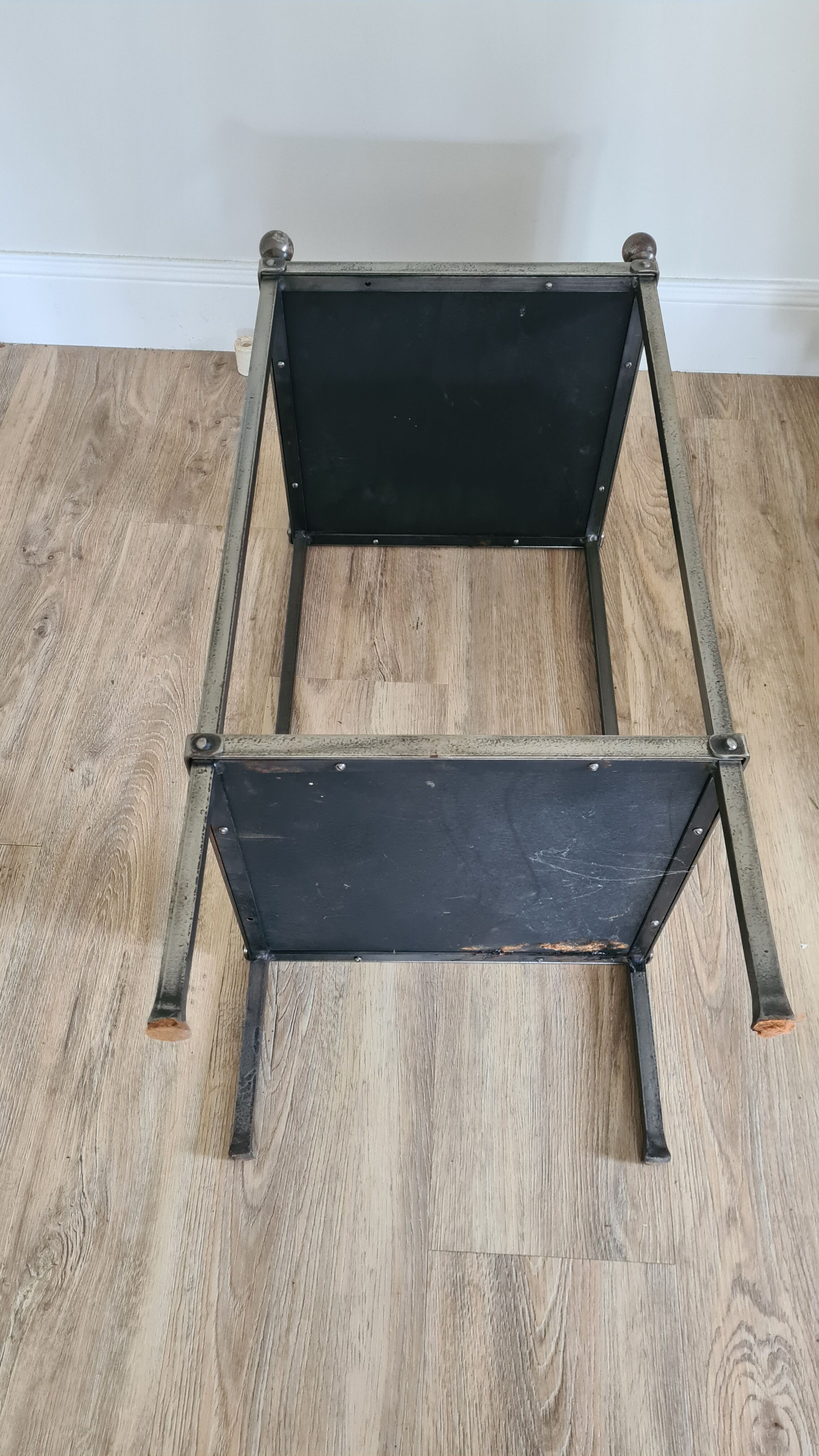 Pedestal table in leather and metal