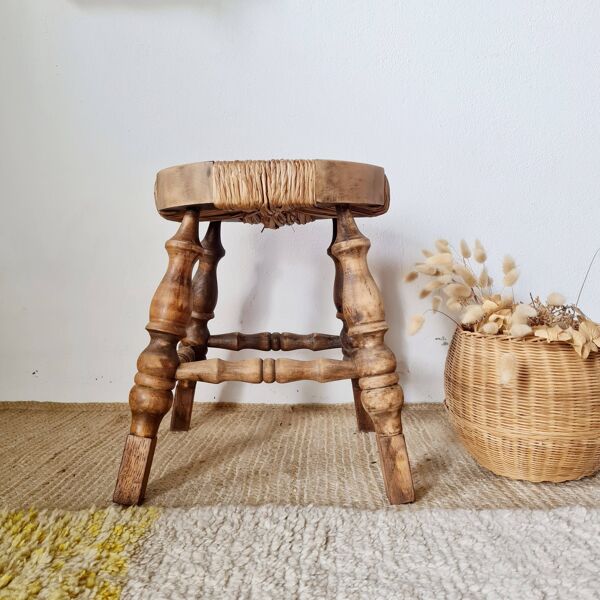 Petit tabouret tripode de style ''Bobbin'' en bois tourné et paille