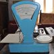 Balance de marché en métal bleu vintage, double face, avec cadran mécanique des années 1960.