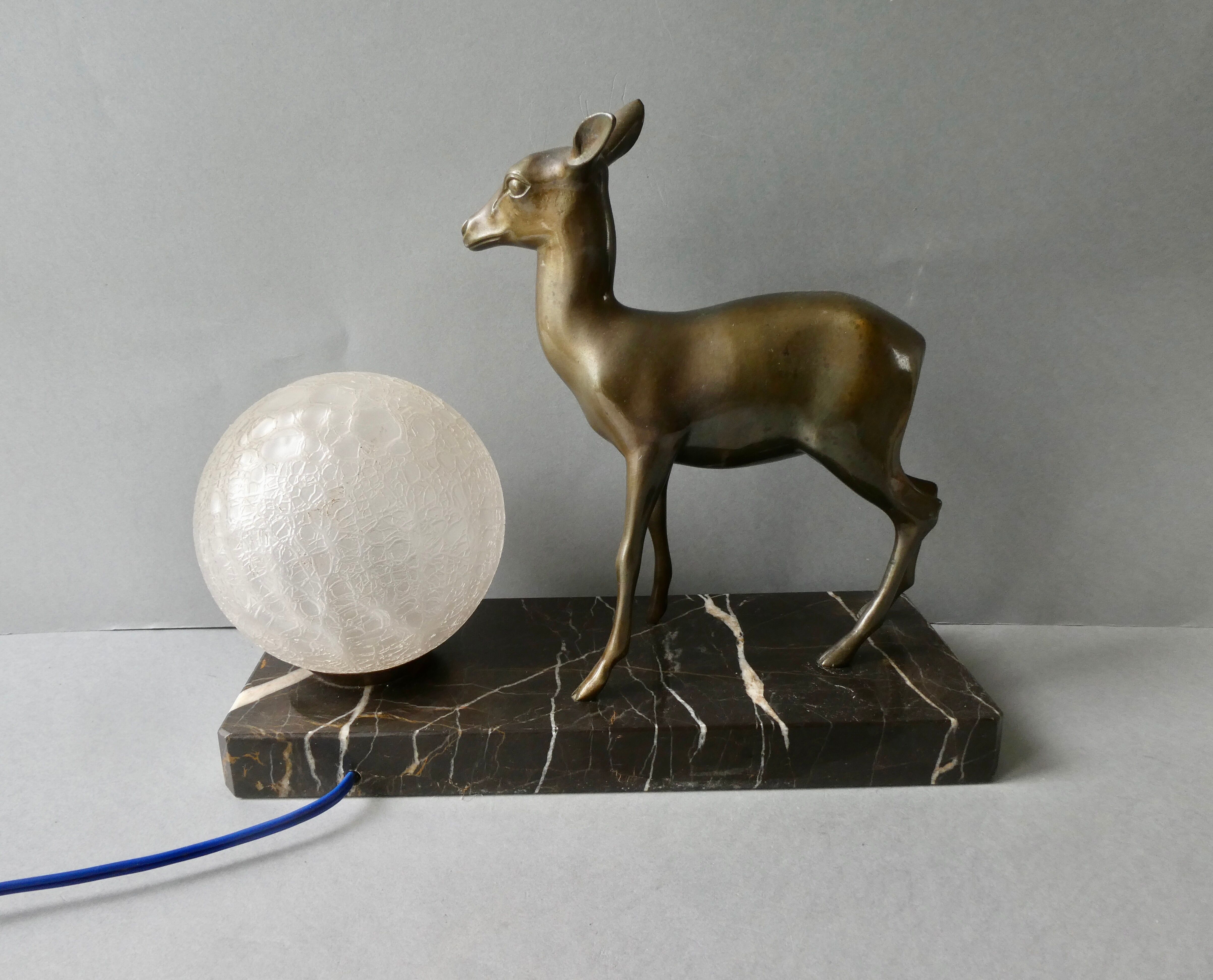 Lampe Art Deco avec une biche et son globe en verre d'origine