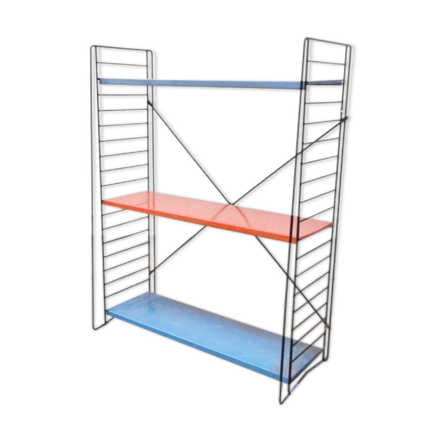 Tomado stepped shelf