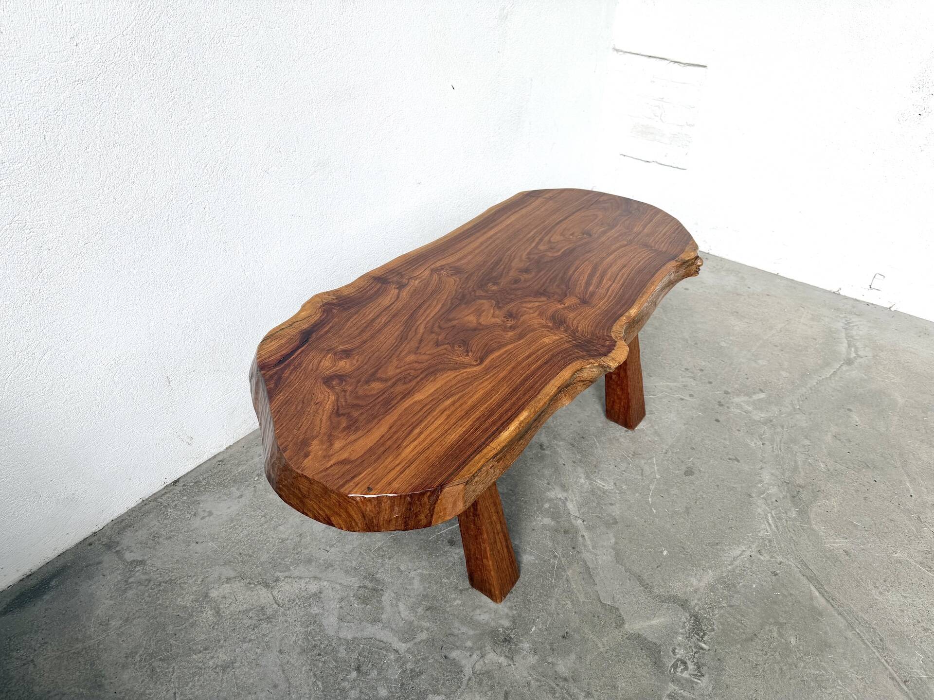 Table basse brutaliste en noyer massif, plateau slab live edge, France
