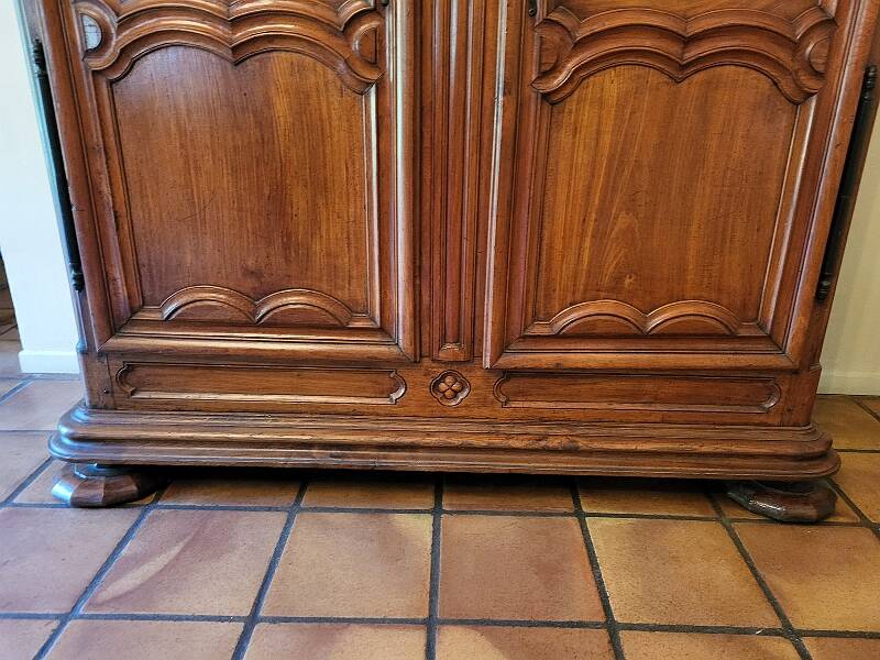 Armoire louis xiv en noyer massif du xviii ème siecle