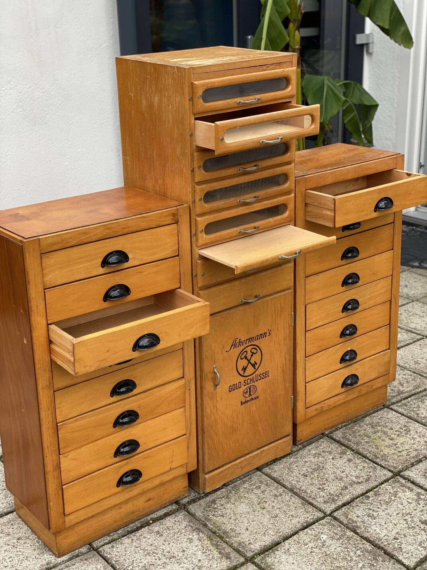 Trio vintage d’armoires en bois de pin allemand