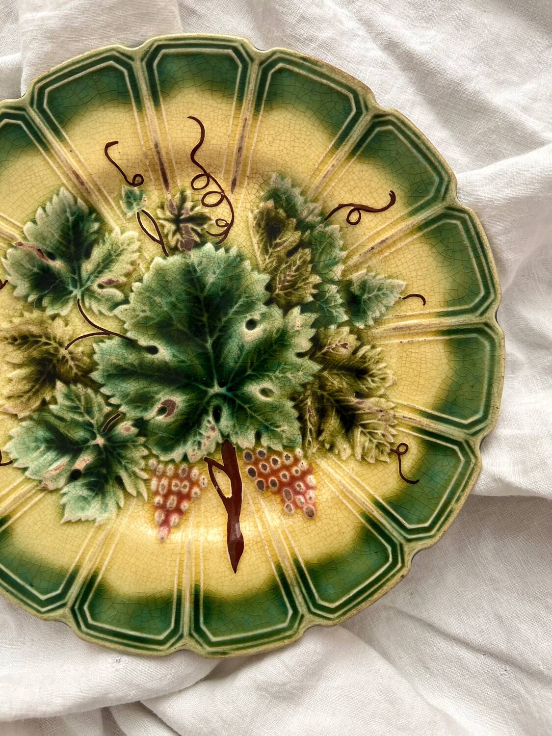 Old plate of vine leaf slip from Sarreguemines