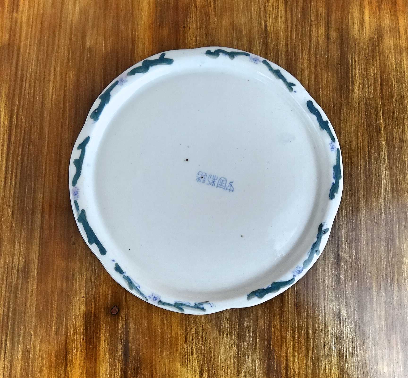Chinese porcelain pot cover with its base