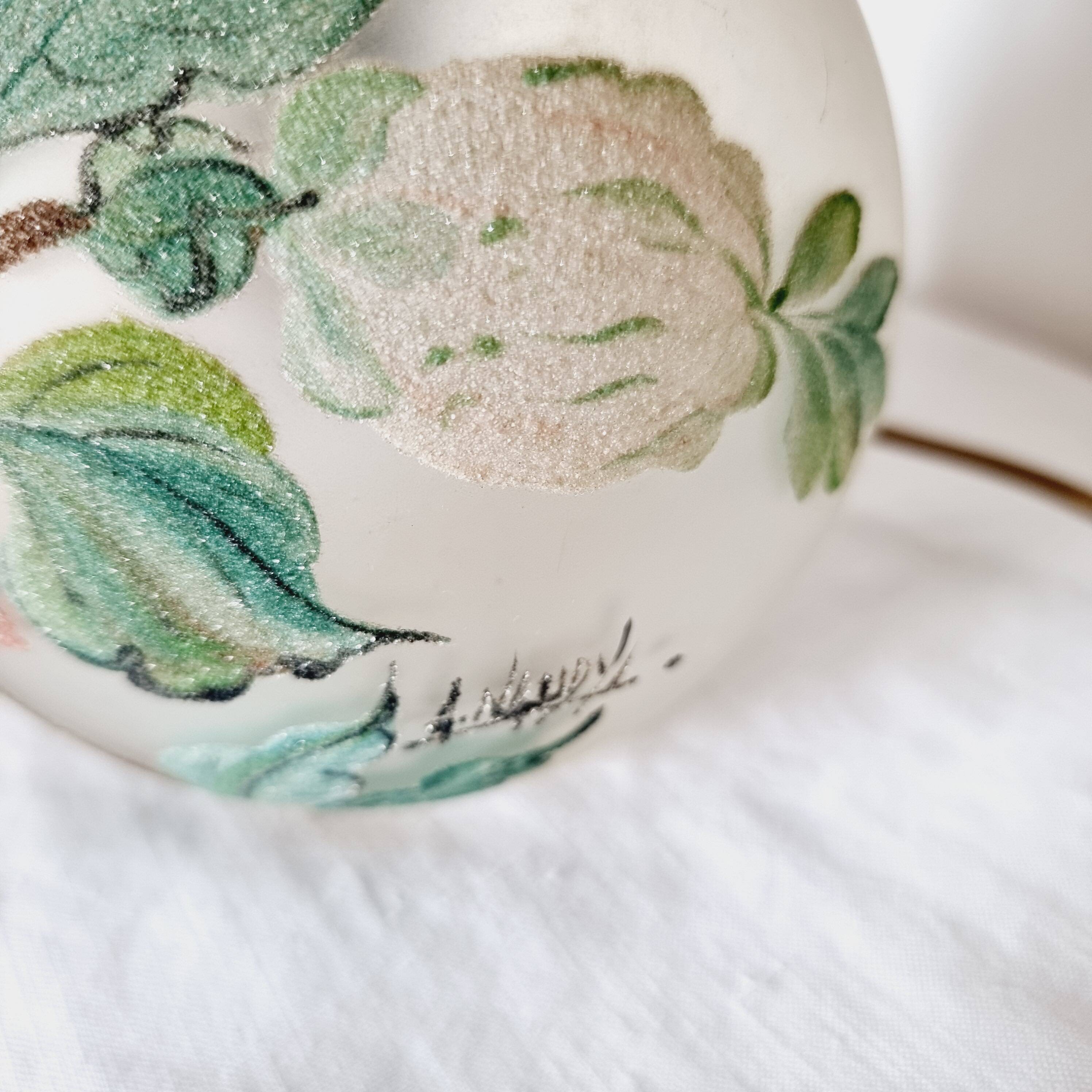 Lampe antique en opaline peinte à la main par Annick Naudy