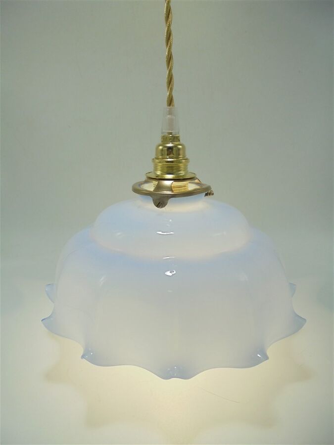 Blue opaline suspension