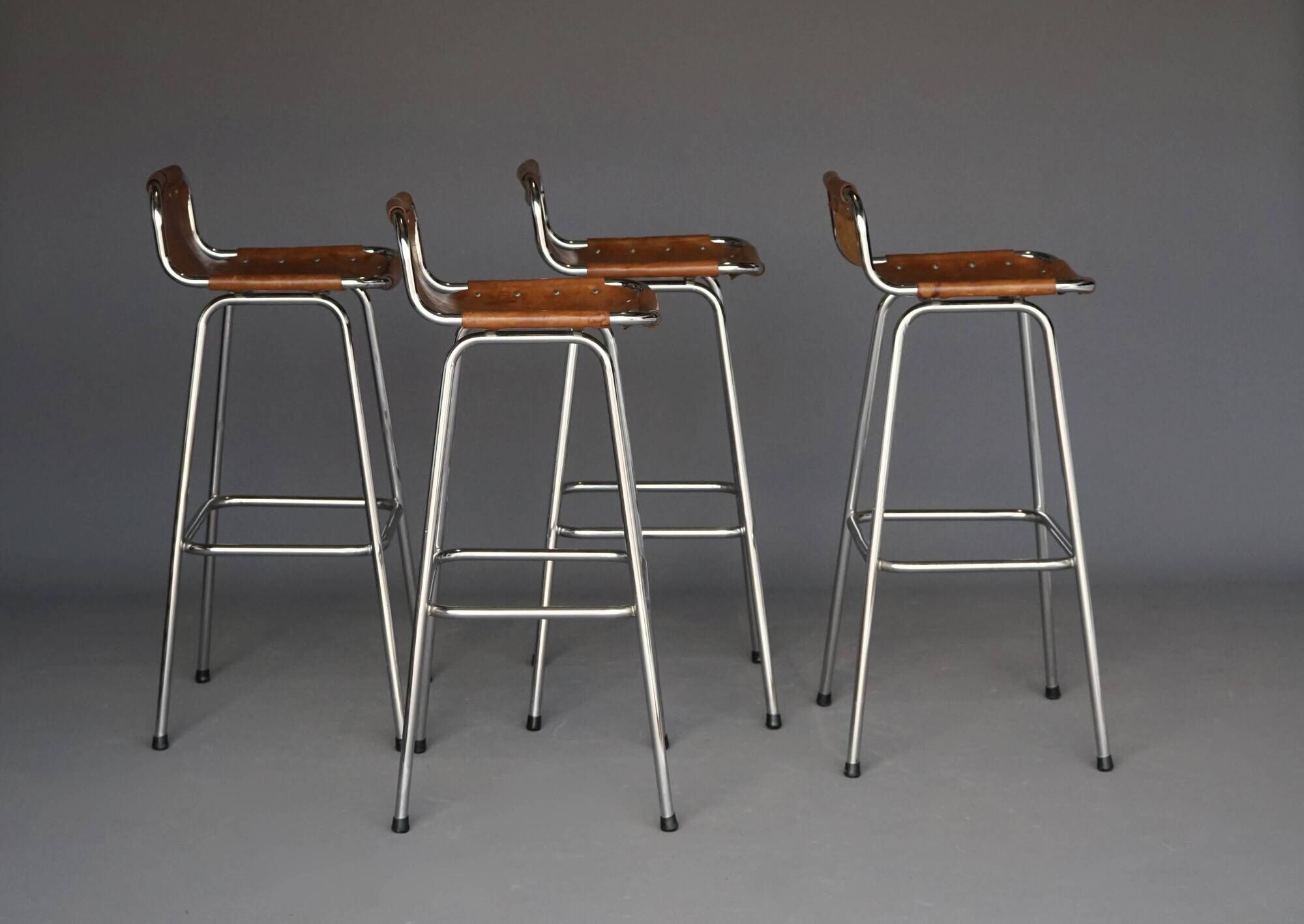 Tabourets de bar « Les Arcs » Dal Vera, sélectionnés par Charlotte Perriand. Lot de 4.