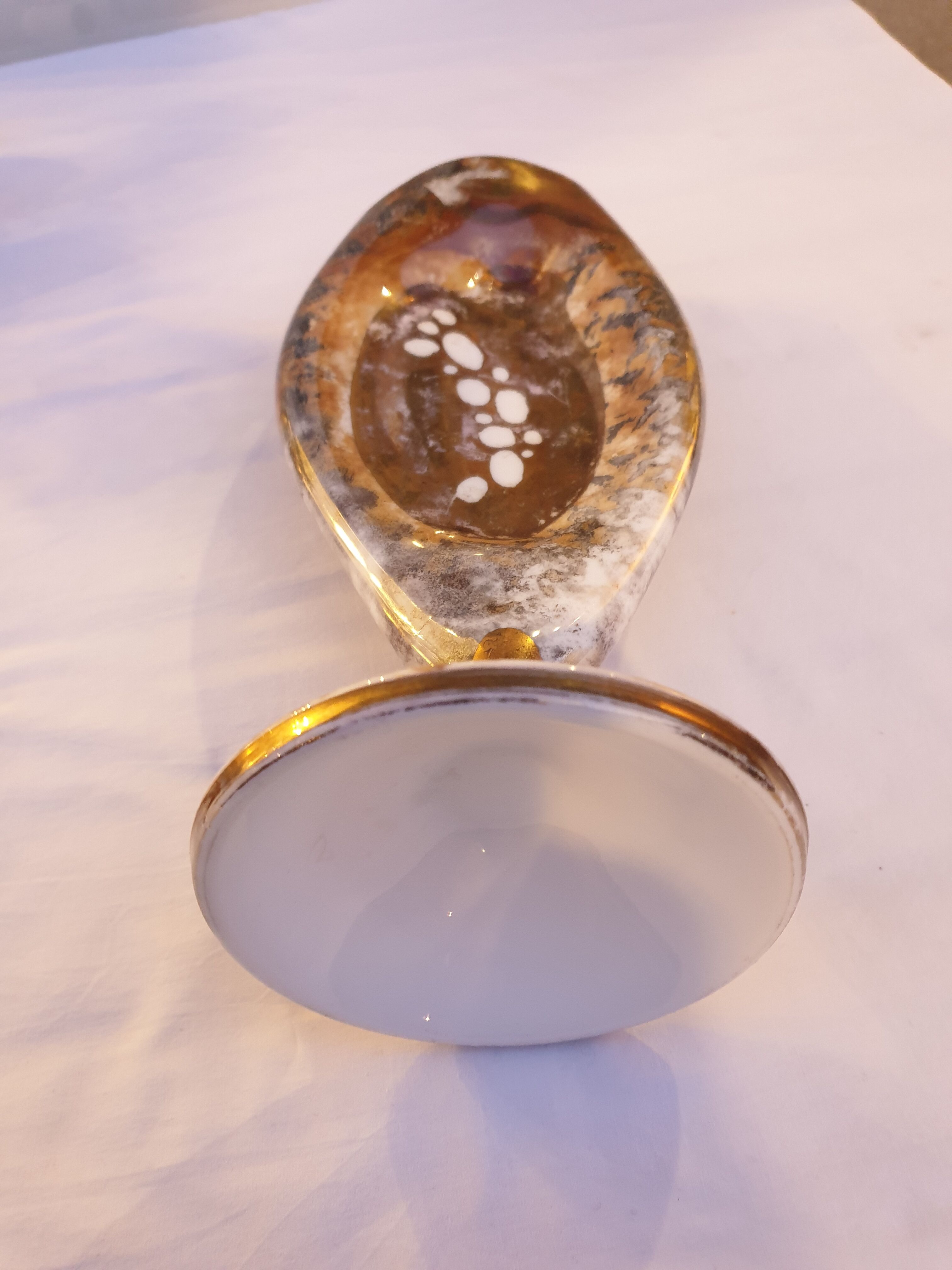 Vase en porcelaine doré mordoré