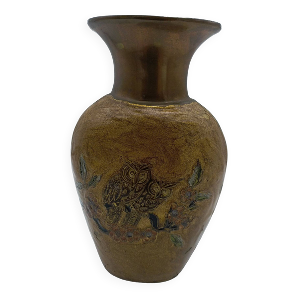 Vase en laiton émaillé à décor de chouettes ou hiboux .