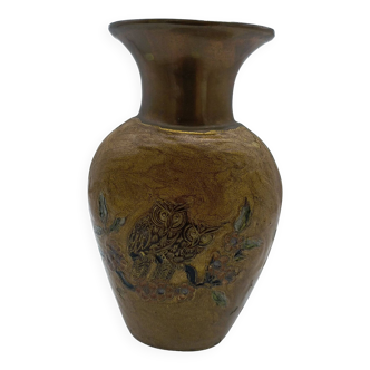 Vase en laiton émaillé à décor de chouettes ou hiboux .
