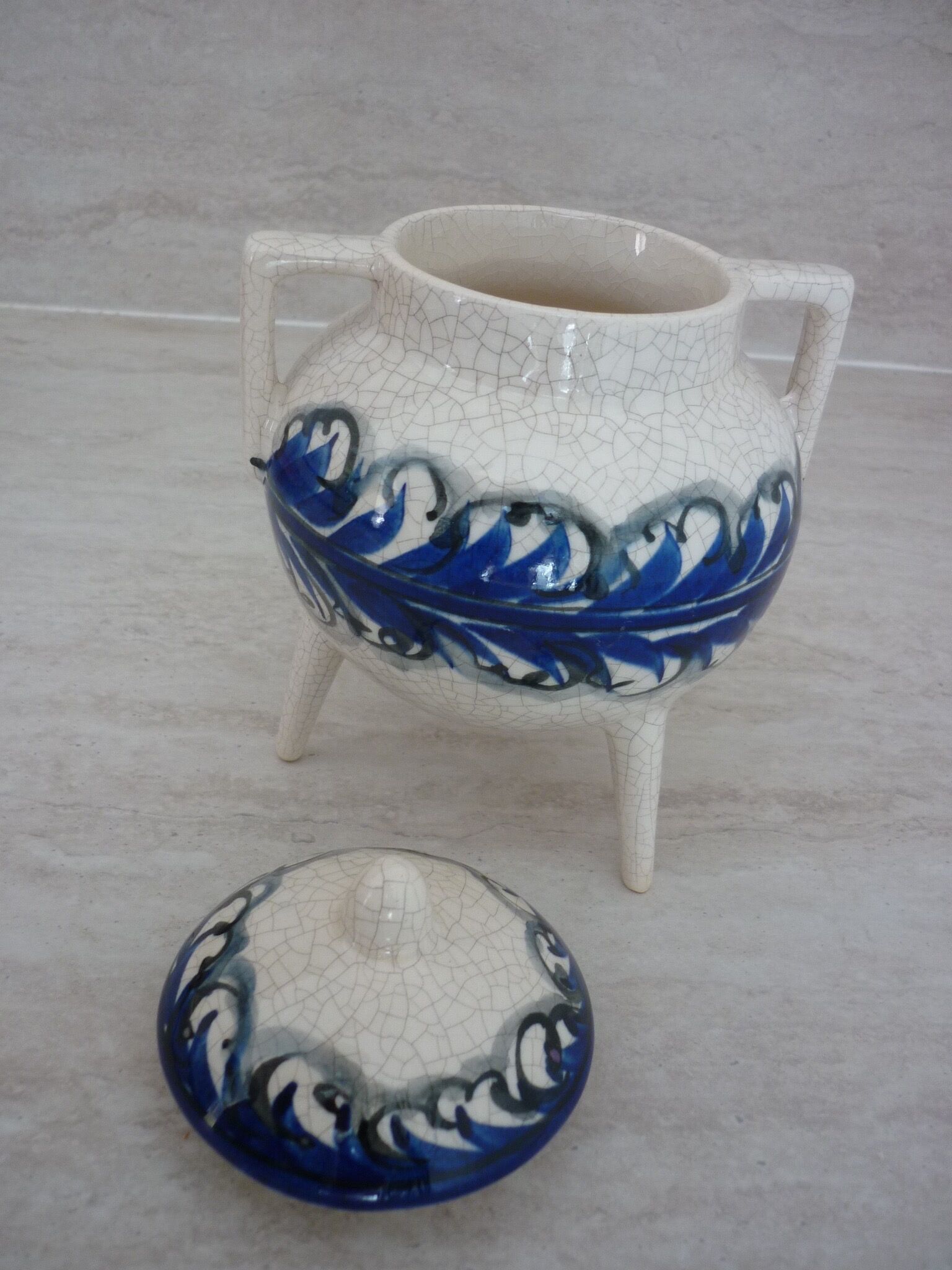 Cracked tripod ball with lid and handles