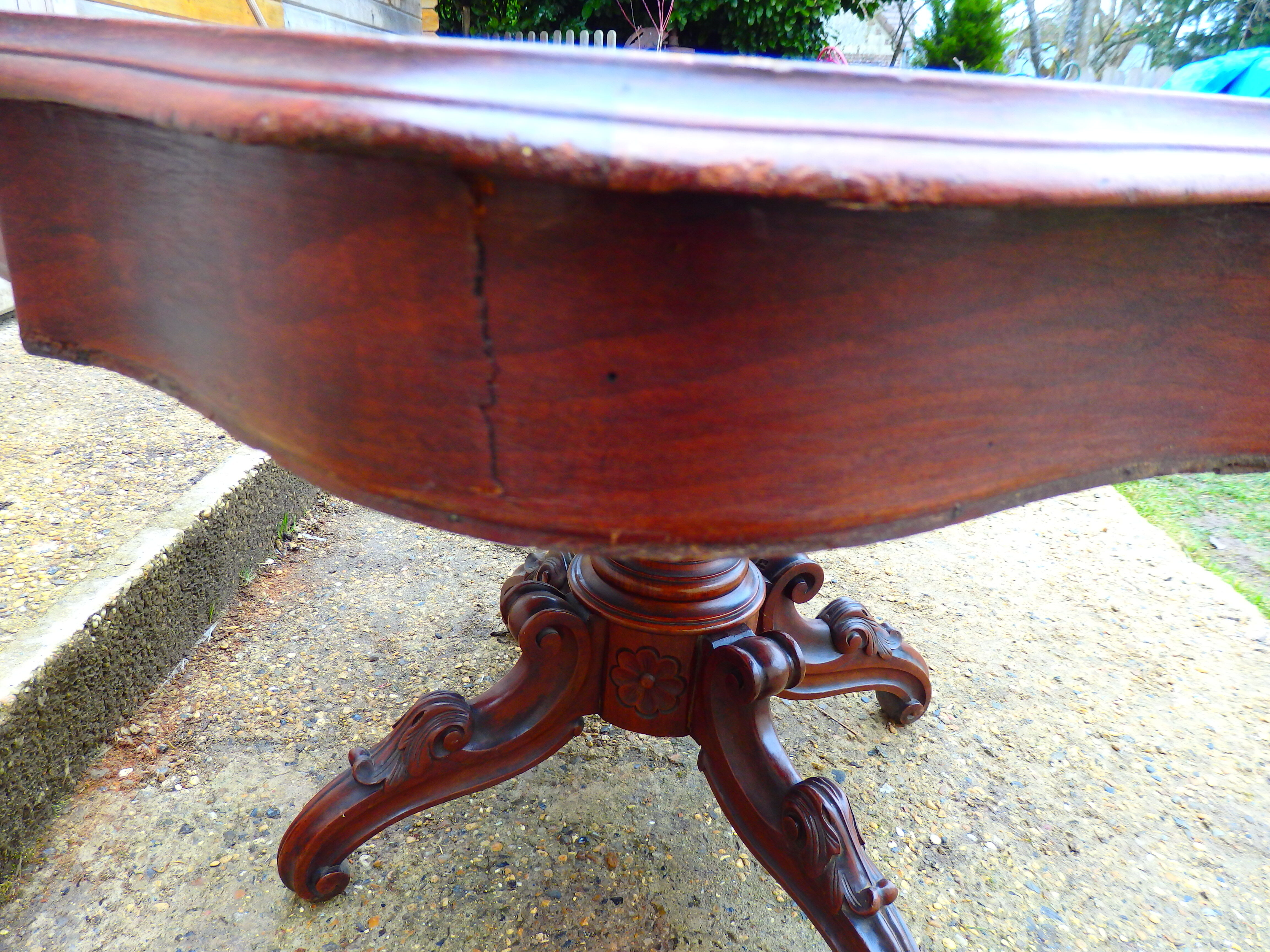large table pedestal form violin Louis Philippe