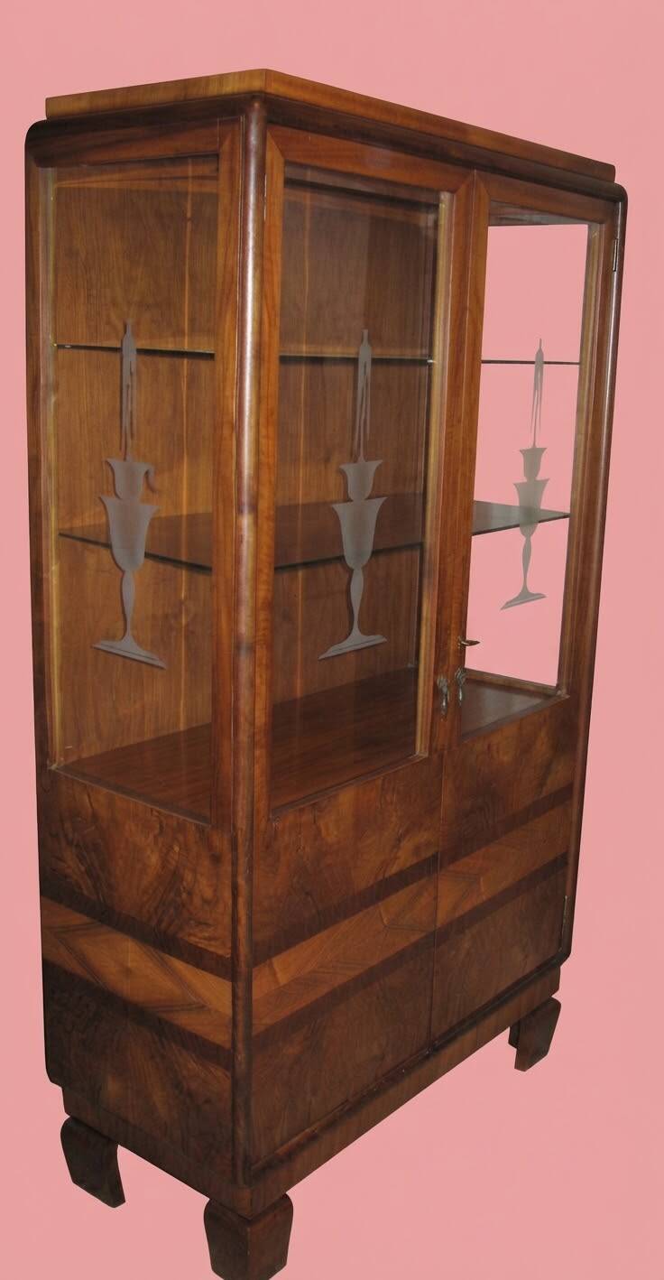 Art Deco display cabinet in walnut veneer and engraved glass, 1920s