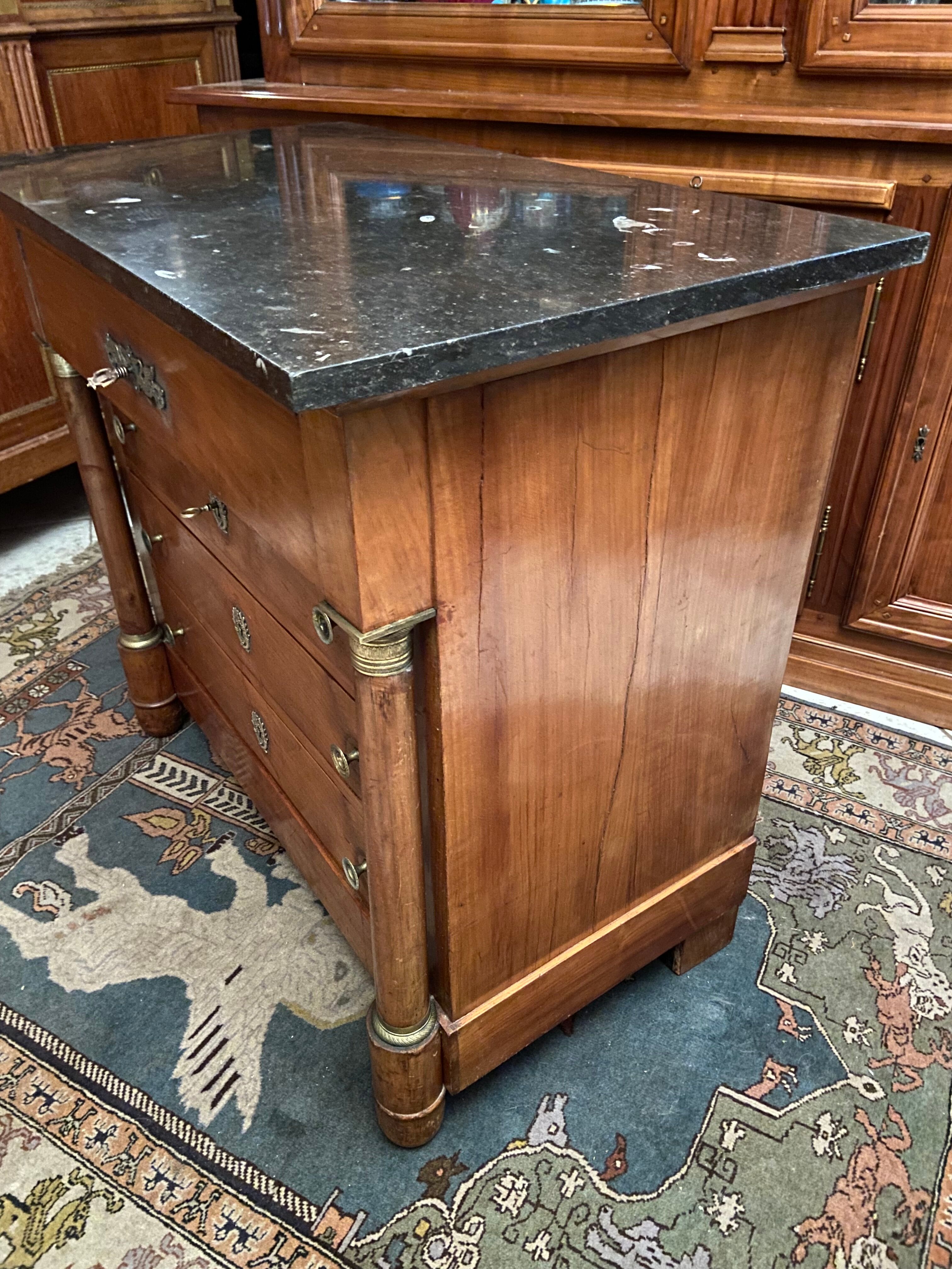 Chest of drawers with columns in blond walnut Empire style XIXth