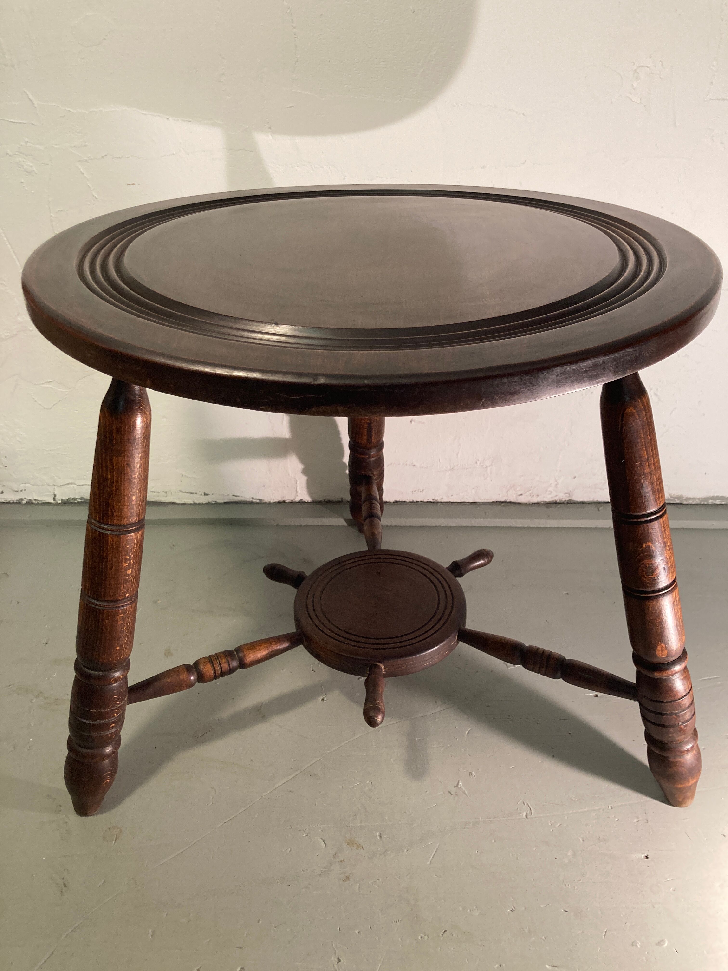 Table basse moderniste en bois tourné, années 1950