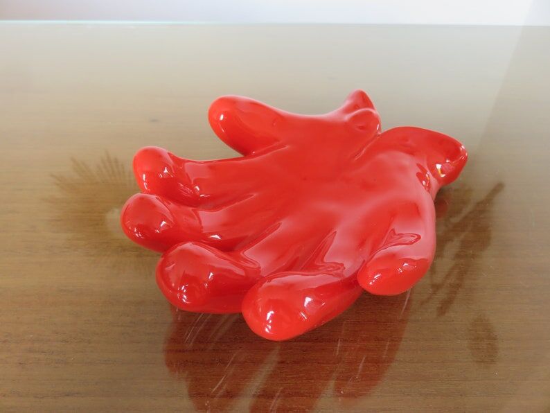Empty hand-shaped pocket in red ceramic 80s