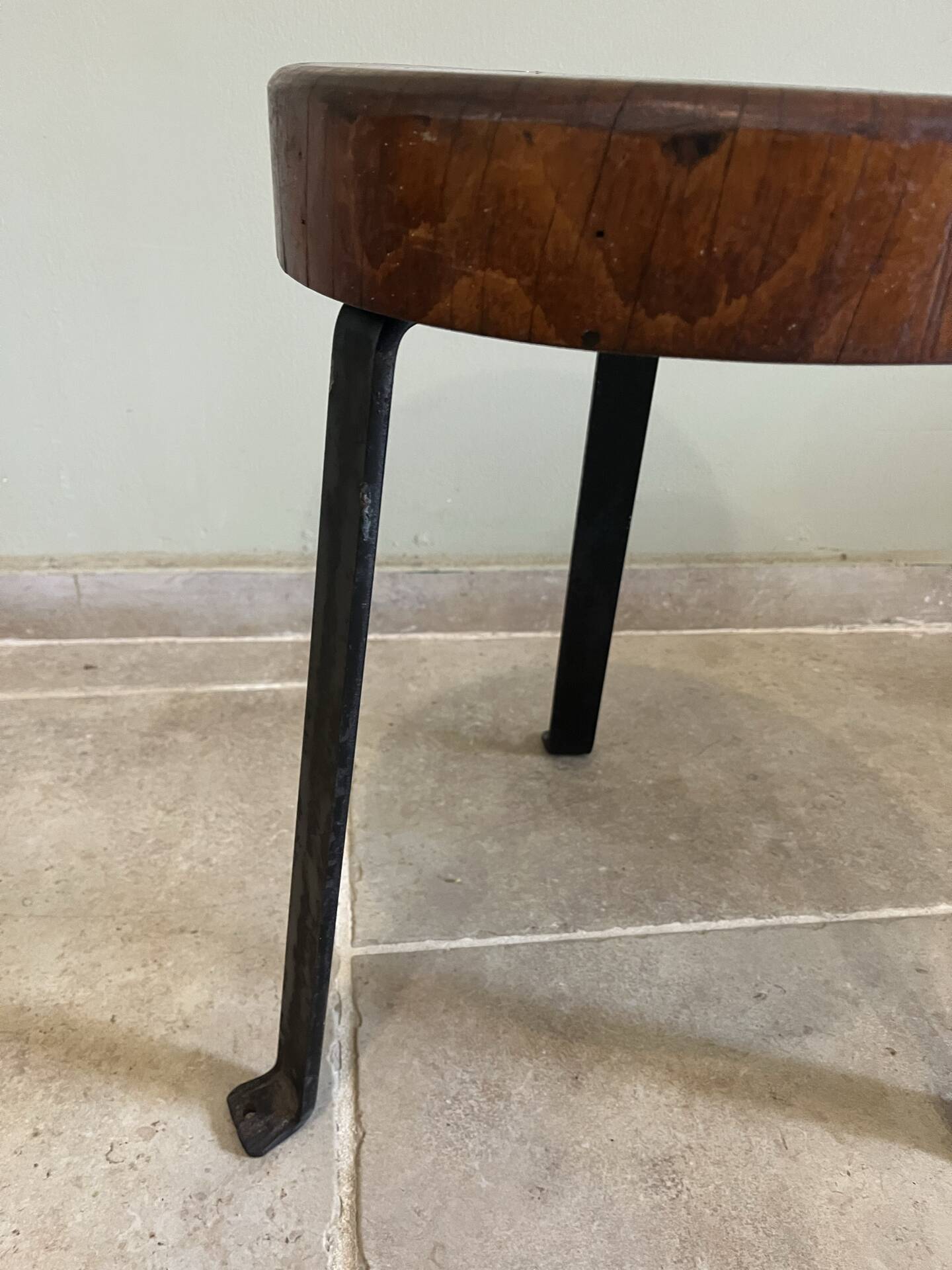 Tabouret tripode brutaliste